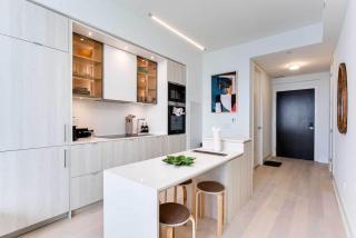 Luxury 1BR Plus Den Retreat- Balcony & City Views - 8