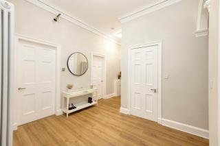Edinburgh City 6-Bedroom Apartment in the heart of West End - 2