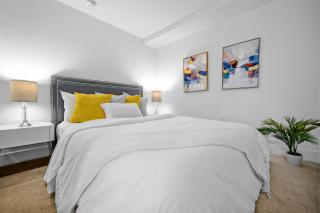 Luxury Condo by subway, UofT, Parking, Pool, Gym - 8