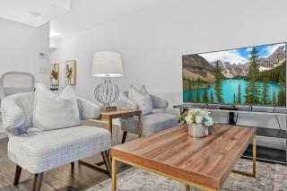 Luxury Condo by subway, UofT, Parking, Pool, Gym - 0