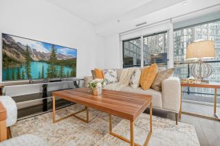 Luxury Condo by subway, UofT, Parking, Pool, Gym - 5