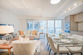 Luxury Condo by subway, UofT, Parking, Pool, Gym - 1