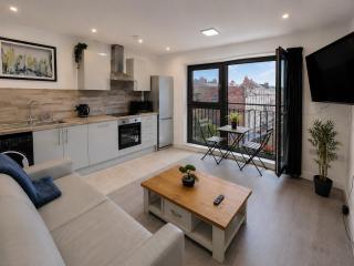 Sidemersey Livings - Relaxing Central Tailored Apartment with Free Parking, French Balcony - 0