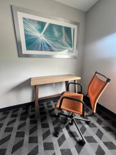 LakeWood Inn & Suites - 2