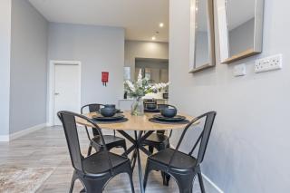 Coulsdon Grand - Sleeps 8 - 5 BR - Free Parking - 7