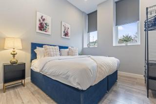 Coulsdon Grand - Sleeps 8 - 5 BR - Free Parking - 5