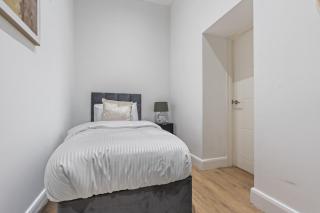 Coulsdon Grand - Sleeps 8 - 5 BR - Free Parking - 2