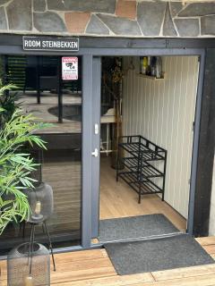 Primitive basement room, no shower, shared toilet - 5