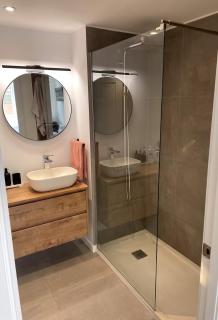 Bright Apartment with Sea Views - 1