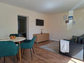 Cozy Wood Pillar Apartment - 5