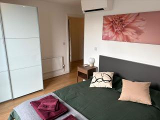 Bright and Modern Forest Hill Flat - Flexible Stay - 3