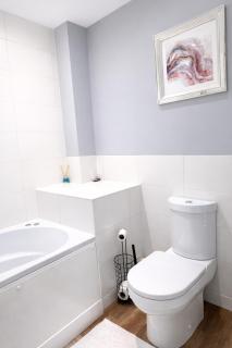 Centrally Located 1 Bedroom Flat By City Luxury Apartments Short Term Rental Agency Leicester with Private Jacuzzi - 4