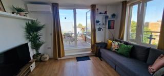 Bright and Modern Forest Hill Flat - Flexible Stay - 9