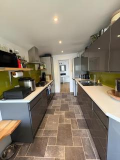 Contact For Best Prices, Large City Ctr 1 bed Apt, Free Parking, Garden, Bath & Shower, Wifi - 4