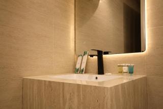 Luxury apartment with a private balcony - 8