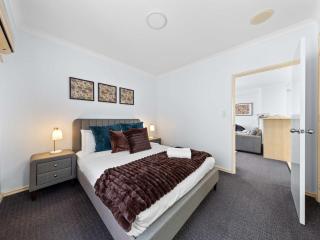 50 Bright Breezy East Perth Pool Gym & Parking - 6