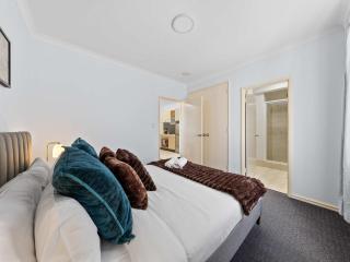 50 Bright Breezy East Perth Pool Gym & Parking - 5