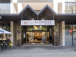 50 Bright Breezy East Perth Pool Gym & Parking - 3