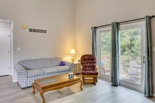 2-Level Townhome w/ Patio 4 Mi to Kansas Speedway! - 4