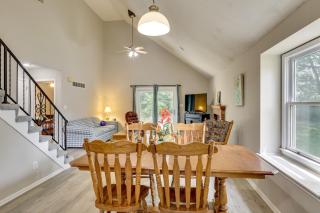 2-Level Townhome w/ Patio 4 Mi to Kansas Speedway! - 3