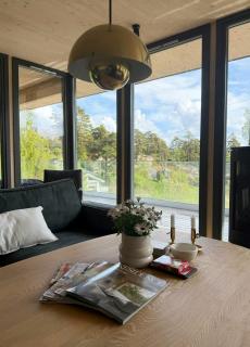 Modern Cottage Near The Beach On Nordre Karlsøy - 9