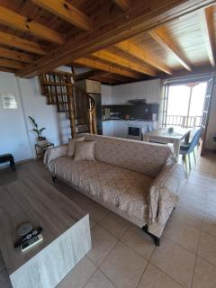 Cozy Seaside Two Level Home With Authentic Wood Deco - 4