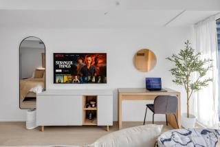 Work-Friendly 1BR Suite Steps to Eaton Centre - 6