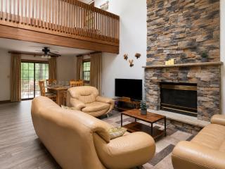 Pocono Retreat Family Home with Hot Tub Deck Sunroom Outdoor Pool Big Bass Lake Larsen Lake Gouldsboro Clifton Township - 5