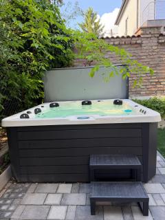 Buda Luxury Jacuzzi Suite - 4