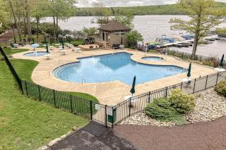 Lakefront Poconos Retreat! Pool & Hot Tub Access - Lake Harmony - 0