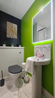 2BR Central Velvet Lime Aparment - 8