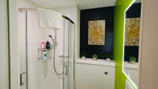 2BR Central Velvet Lime Aparment - 6