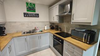 2BR Central Velvet Lime Aparment - 5