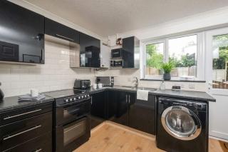 Comfortable 2 Bedroom Home with Parking in Taunton - 9