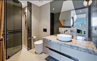 Luxury Beachfront Apartment in Surfers Paradise - 2