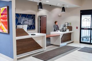Holiday Inn Express & Suites - Mason City by IHG - 2
