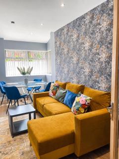 KGV Stays - Modern Bungalow with Parking, Long Stays - 1