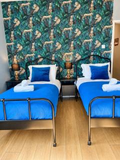 KGV Stays - Modern Bungalow with Parking, Long Stays - 4