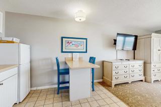 Oceanfront suite with bay-view balcony full kitchen AC & firepit - 4