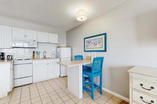 Oceanfront suite with bay-view balcony full kitchen AC & firepit - 3