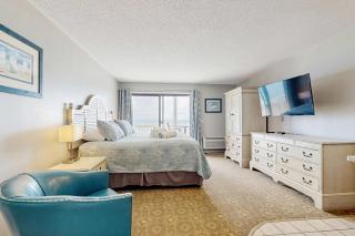 Oceanfront escape with full kitchen bay-view balcony AC & firepit - 7