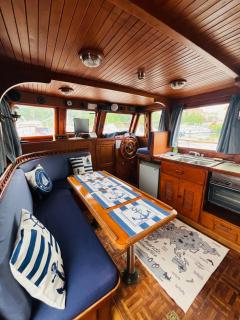 Nuit de quiétude sur un bateau et dans l'eau - 7