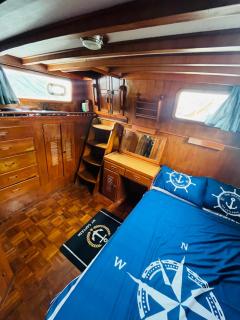 Nuit de quiétude sur un bateau et dans l'eau - 4