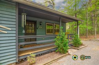 1562 Greenview Drive: Blue Bungalow - 4