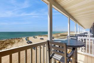Oceanfront getaway with Bay-view balcony full kitchen AC - 0