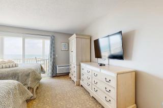 Oceanfront getaway with Bay-view balcony full kitchen AC - 6