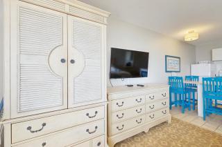 Oceanfront getaway with Bay-view balcony full kitchen AC - 5