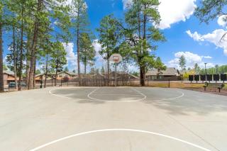 Flagstaff 5BR Cabin Game Room Firepit Sleeps 14 Near NAU - 2