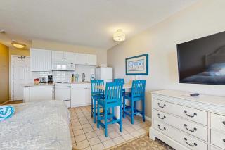 Oceanfront hideaway with full kitchen AC sunrise-view balcony - 6