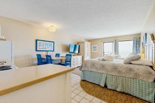 Oceanfront hideaway with full kitchen AC sunrise-view balcony - 7